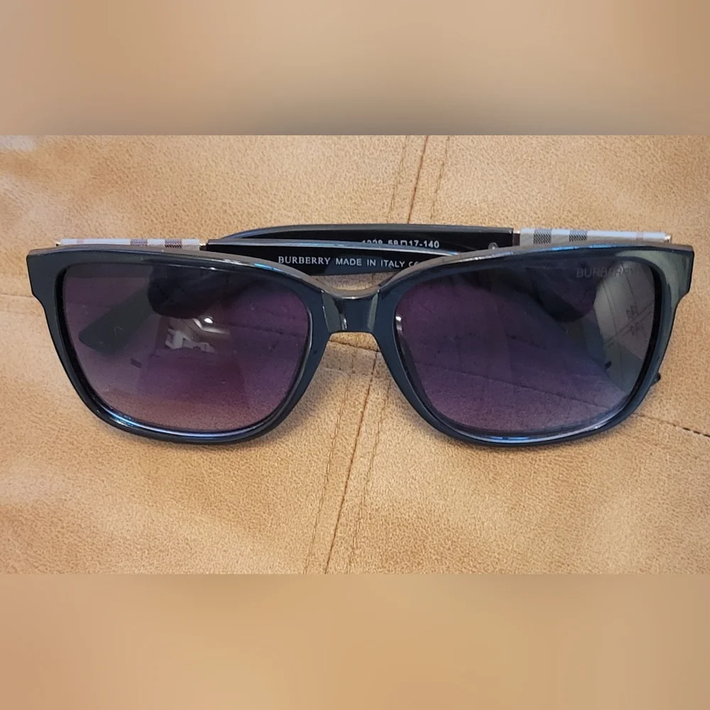 Burberry sunglasses. - Picture 2 of 6